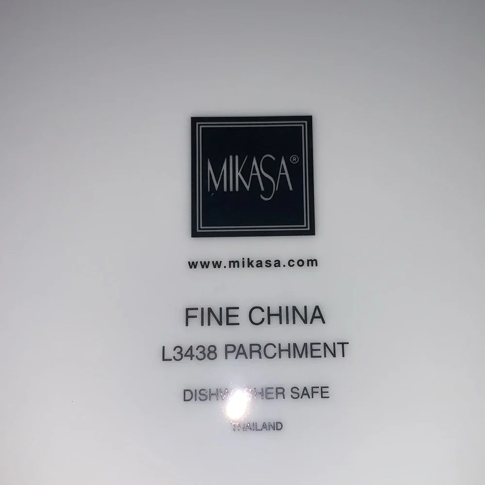 Lot of 4‎ Mikasa Parchment Dinner plates. Made in Thailand.